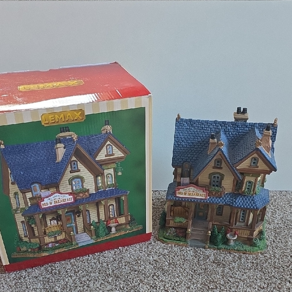 Lemax Village Collection Mrs. Applegate's Bed & Breakfast